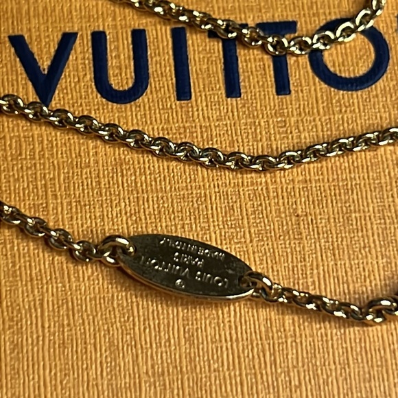 LV Essential V Necklace - Picture 2 of 6